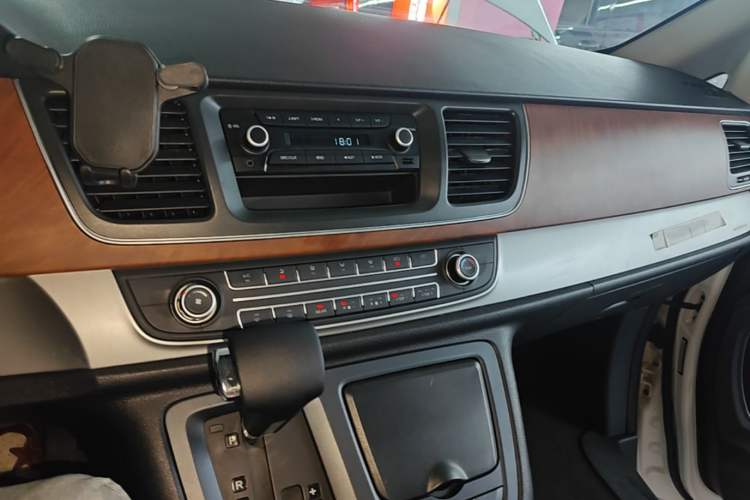 Used SAIC MAXUS G10 2016 2.0T Automatic Elite Edition Audio And AC Panel