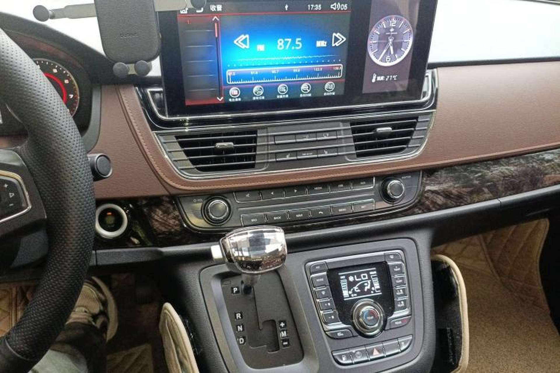 Used SAIC MAXUS G10 2016 2.0T Automatic Luxury Executive Edition Audio And AC Panel