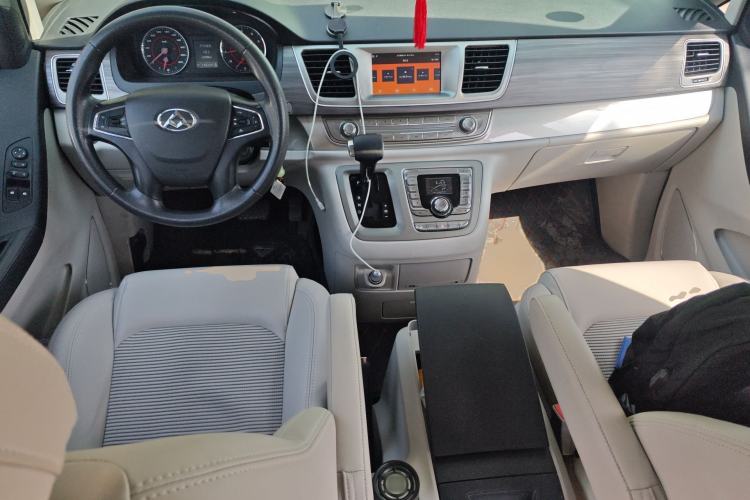 Used SAIC MAXUS G10 2016 2.0T Automatic Fashion Edition Center Console