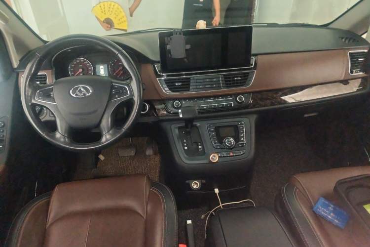 Used SAIC MAXUS G10 2016 2.0T Automatic Luxury Edition Center Console