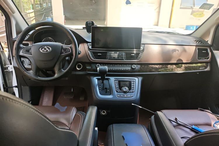 Used SAIC MAXUS G10 2016 2.0T Automatic Flagship Edition Center Console