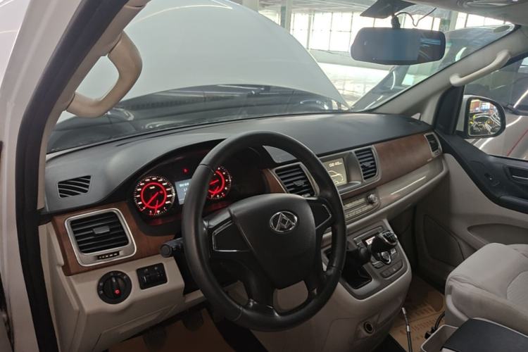 Used SAIC MAXUS G10 2016 2.0T Manual Elite Edition Center Console