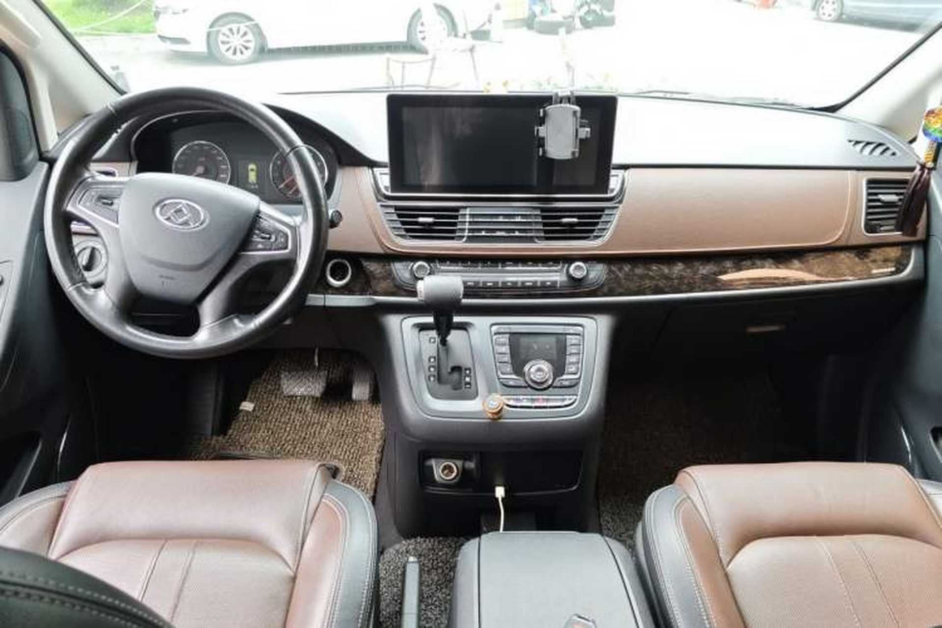 Used SAIC MAXUS G10 2016 2.0T Automatic Luxury Executive Edition Center Console