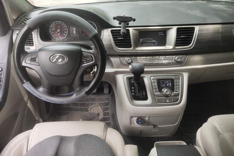 Used SAIC MAXUS G10 2016 1.9T Automatic Luxury Edition Diesel China V Standard Center Console