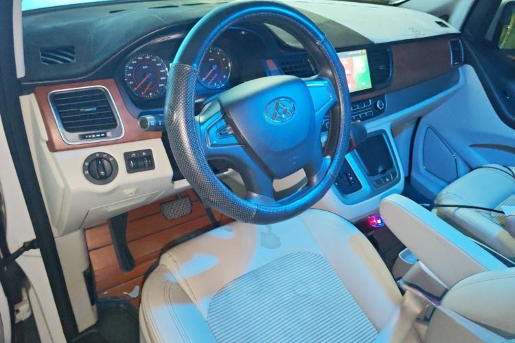 Used SAIC MAXUS G10 2016 2.0T Automatic Luxury Edition Center Console