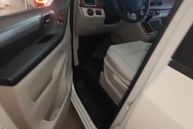 Used SAIC MAXUS G10 2016 2.0T Automatic Elite Edition Driver Seat