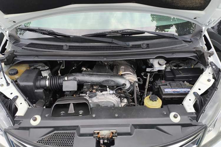 Used SAIC MAXUS G10 2016 2.0T Automatic Elite Edition Engine Bay