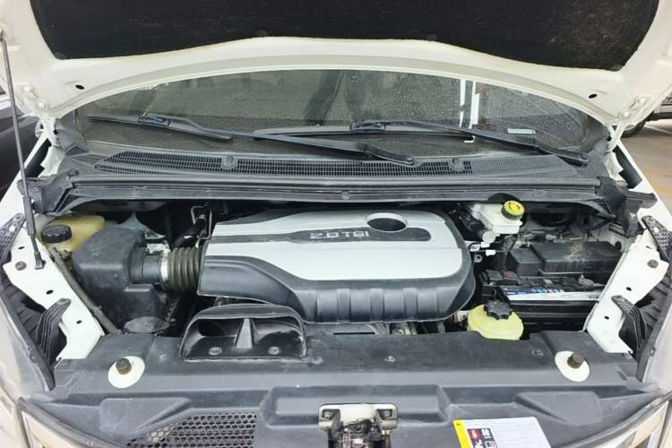 Used SAIC MAXUS G10 2016 2.0T Automatic Luxury Executive Edition Engine Bay
