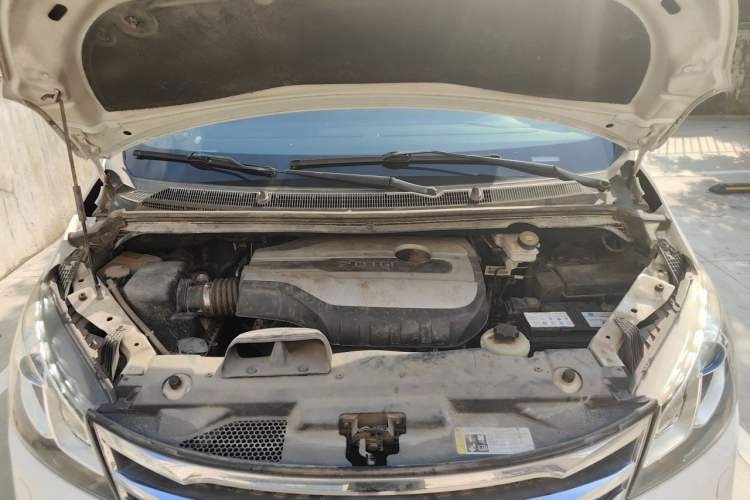 Used SAIC MAXUS G10 2016 2.0T Automatic Luxury Executive Edition Engine Bay