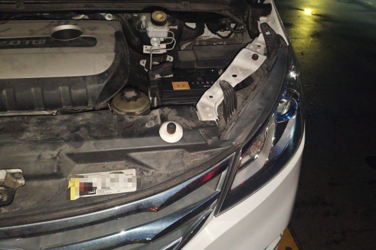 Used SAIC MAXUS G10 2016 2.0T Automatic Elite Edition Engine Bay Left