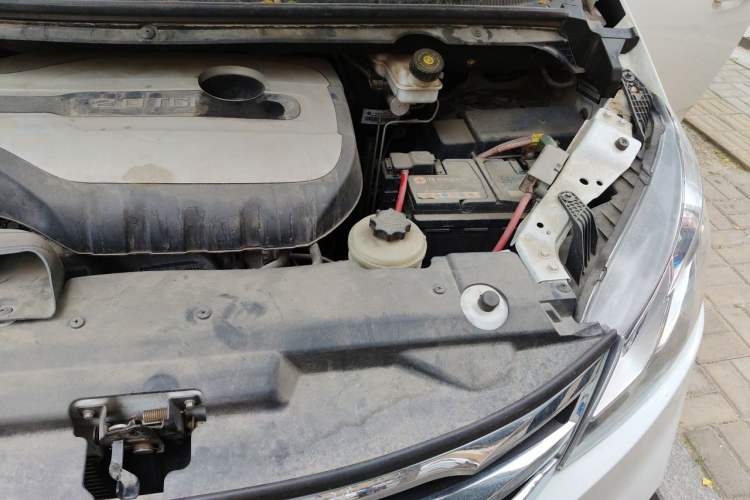 Used SAIC MAXUS G10 2016 2.0T Automatic Luxury Edition Engine Bay Left