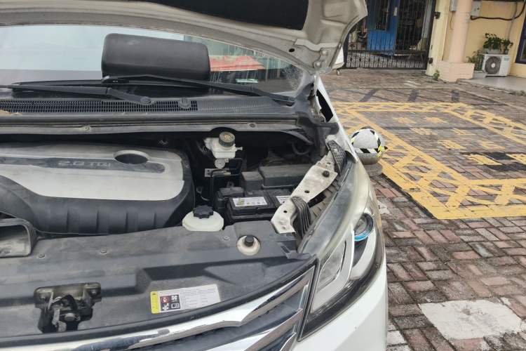 Used SAIC MAXUS G10 2016 2.0T Automatic Elite Edition Engine Bay Left