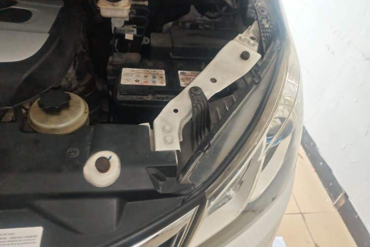 Used SAIC MAXUS G10 2016 2.0T Automatic Luxury Edition Engine Bay Left