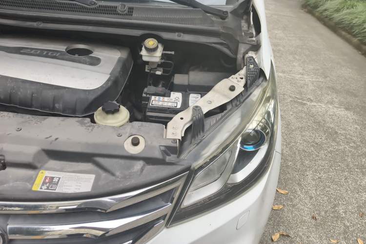 Used SAIC MAXUS G10 2016 2.0T Automatic Luxury Executive Edition Engine Bay Left
