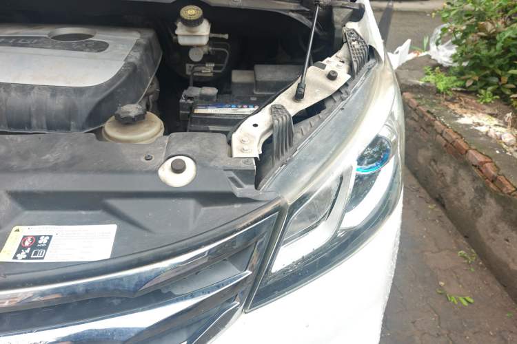 Used SAIC MAXUS G10 2016 2.0T Automatic Elite Edition Engine Bay Left