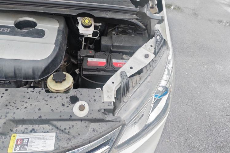 Used SAIC MAXUS G10 2016 2.0T Automatic Elite Edition Engine Bay Left
