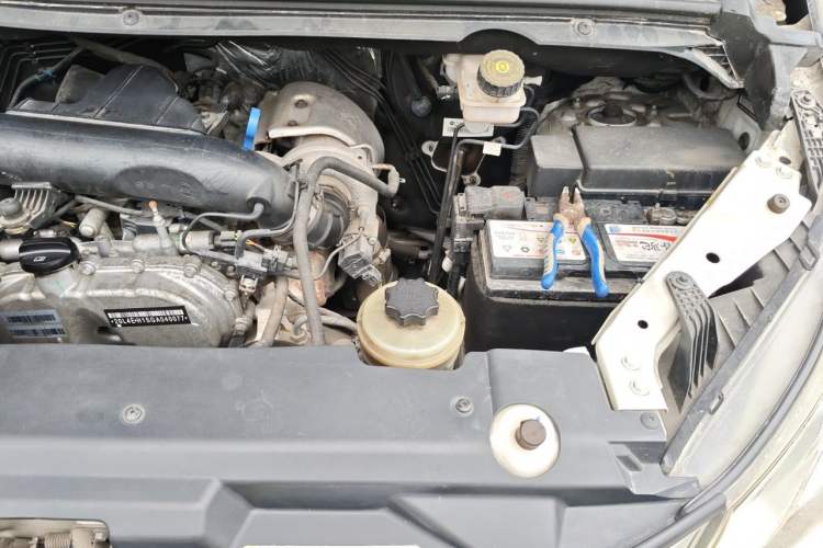 Used SAIC MAXUS G10 2016 2.0T Automatic Luxury Executive Edition Engine Bay Left