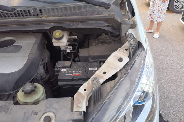 Used SAIC MAXUS G10 2016 2.0T Automatic Luxury Executive Edition Engine Bay Left