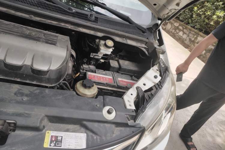 Used SAIC MAXUS G10 2016 1.9T Automatic Luxury Edition Diesel China V Standard Engine Bay Left