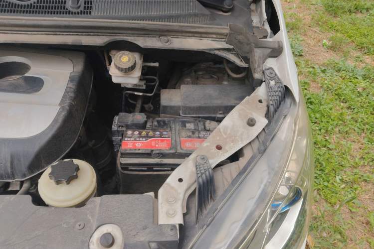 Used SAIC MAXUS G10 2016 2.0T Automatic Flagship Edition Engine Bay Left