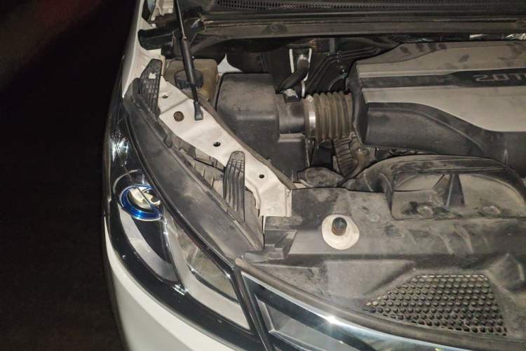 Used SAIC MAXUS G10 2016 2.0T Automatic Elite Edition Engine Bay Right