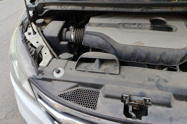 Used SAIC MAXUS G10 2016 2.0T Automatic Luxury Edition Engine Bay Right