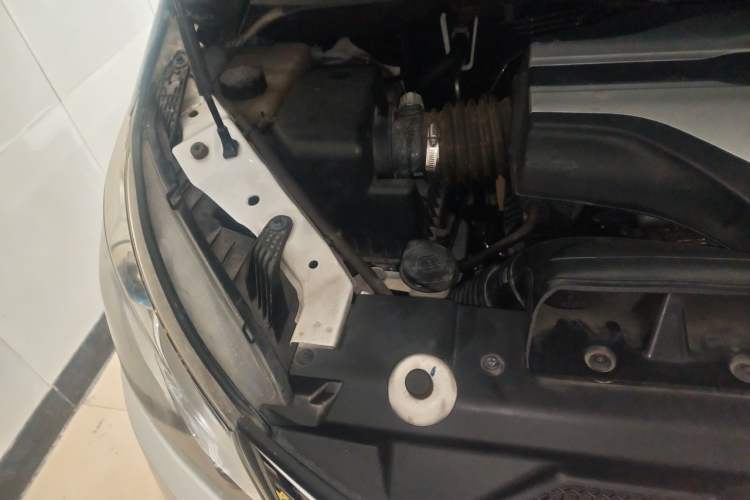 Used SAIC MAXUS G10 2016 2.0T Automatic Luxury Edition Engine Bay Right