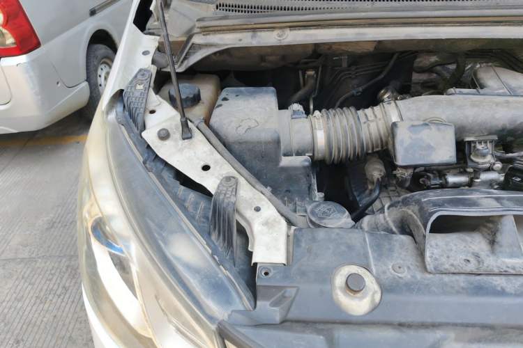 Used SAIC MAXUS G10 2016 2.0T Automatic Executive Edition Engine Bay Right