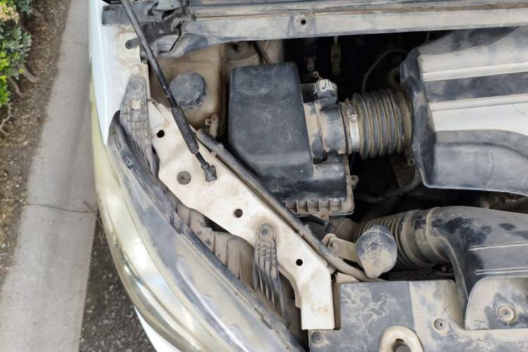 Used SAIC MAXUS G10 2016 2.0T Automatic Flagship Edition Engine Bay Right