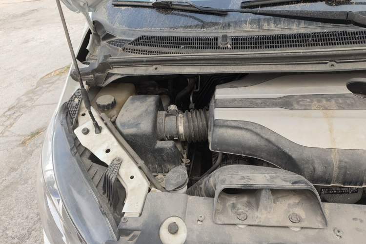 Used SAIC MAXUS G10 2016 2.0T Automatic Elite Edition Engine Bay Right