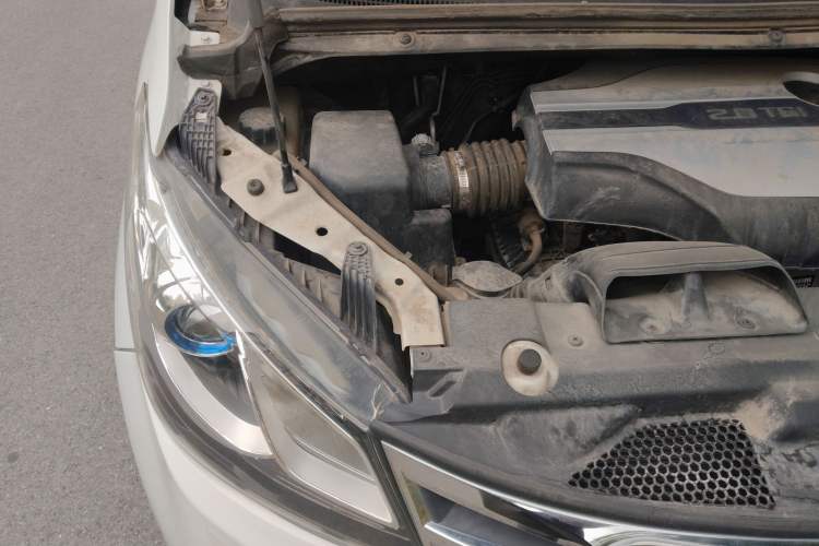 Used SAIC MAXUS G10 2016 2.0T Automatic Flagship Edition Engine Bay Right