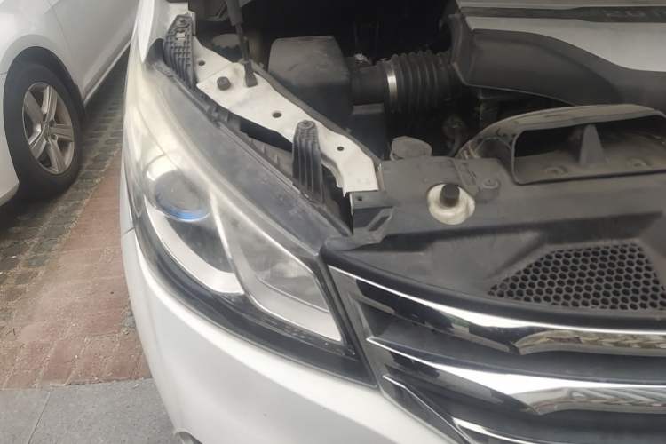 Used SAIC MAXUS G10 2016 2.0T Automatic Elite Edition Engine Bay Right