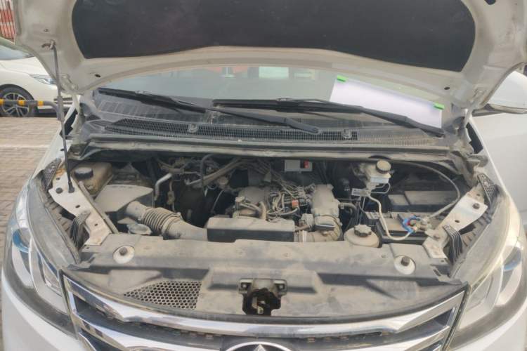 Used SAIC MAXUS G10 2016 2.4L Manual Elite Edition Engine Bay