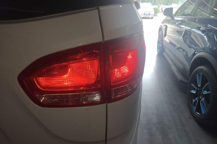 Used SAIC MAXUS G10 2016 2.0T Automatic Elite Edition Exterior 3