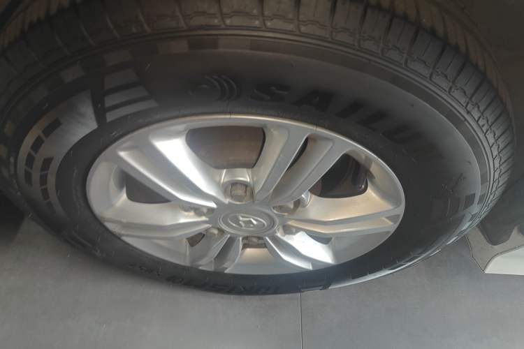Used SAIC MAXUS G10 2016 2.0T Automatic Elite Edition Exterior 5