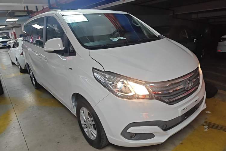 Used SAIC MAXUS G10 2016 2.0T Automatic Elite Edition Front Right 45 Deg