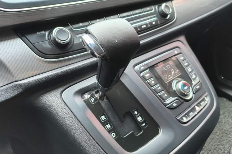 Used SAIC MAXUS G10 2016 2.0T Automatic Elite Edition Gear Lever