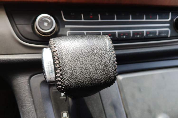 Used SAIC MAXUS G10 2016 2.0T Automatic Luxury Edition Gear Lever