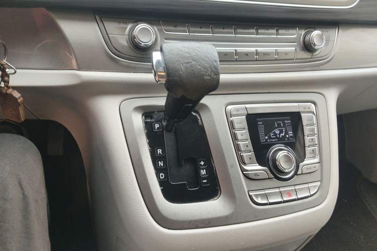 Used SAIC MAXUS G10 2016 2.0T Automatic Elite Edition Gear Lever