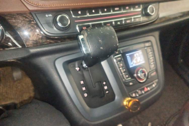 Used SAIC MAXUS G10 2016 2.0T Automatic Luxury Edition Gear Lever