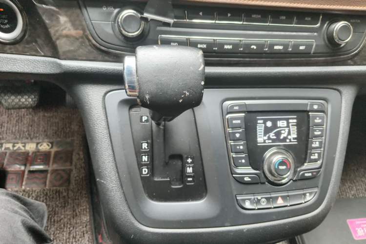 Used SAIC MAXUS G10 2016 2.0T Automatic Luxury Executive Edition Gear Lever