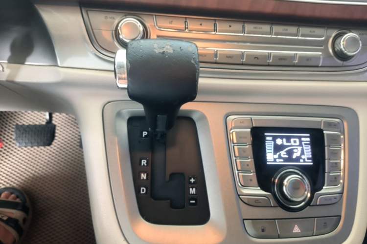 Used SAIC MAXUS G10 2016 2.0T Automatic Luxury Edition Gear Lever