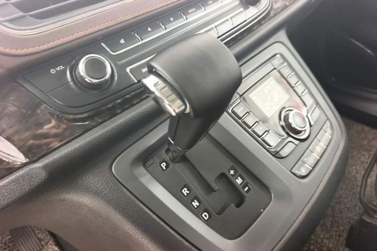 Used SAIC MAXUS G10 2016 2.0T Automatic Luxury Executive Edition Gear Lever