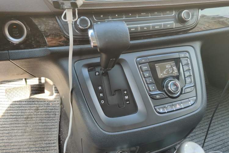 Used SAIC MAXUS G10 2016 2.0T Automatic Luxury Executive Edition Gear Lever