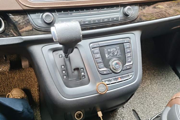 Used SAIC MAXUS G10 2016 2.0T Automatic Luxury Executive Edition Gear Lever