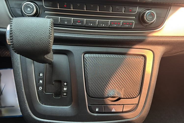 Used SAIC MAXUS G10 2016 2.0T Automatic Elite Edition Gear Lever