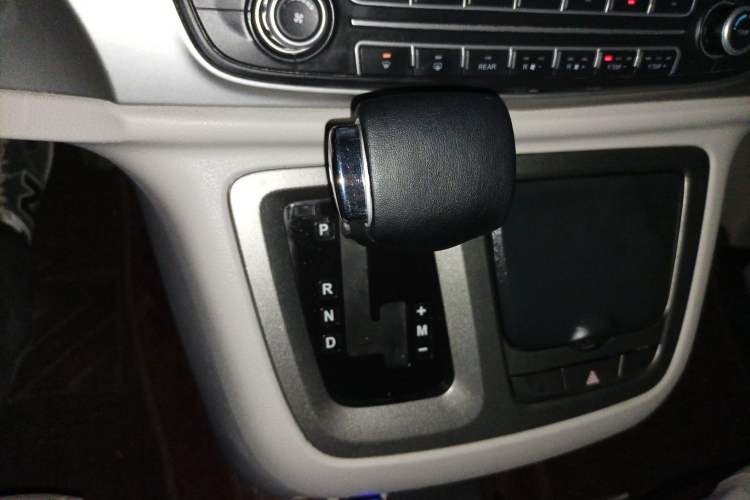 Used SAIC MAXUS G10 2016 2.0T Automatic Luxury Edition Gear Lever