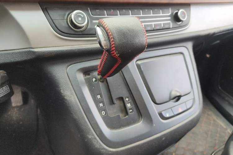 Used SAIC MAXUS G10 2016 2.0T Automatic Elite Edition Gear Lever