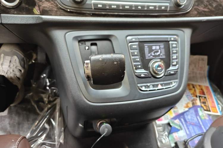 Used SAIC MAXUS G10 2016 2.0T Automatic Luxury Executive Edition Gear Lever