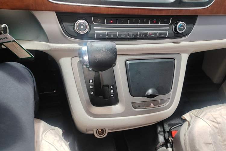 Used SAIC MAXUS G10 2016 2.0T Automatic Elite Edition Gear Lever